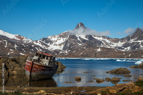 Schiffswrak an der Küste Ostgrönlands