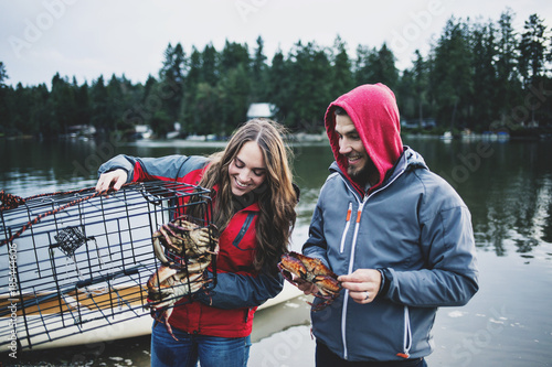 Foto Happy couple catching crabs together