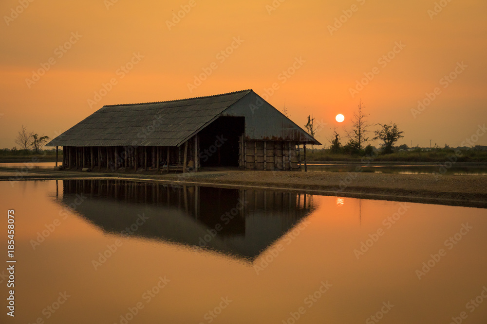 Obraz premium salt barn in sunset