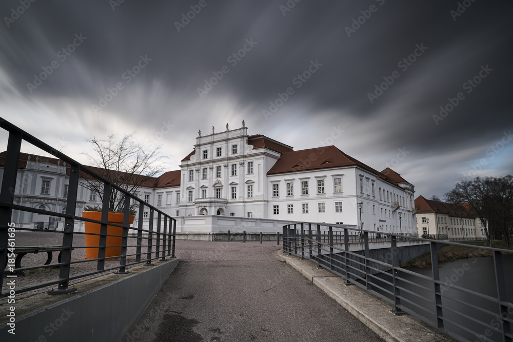 Schloss Oranienburg bei starkem Wind
