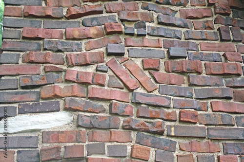 Brick wall with a very strange schedule during masonry