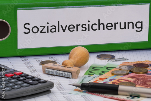 Aktenordner (grün) mit Beschriftung Sozialversicherung photo