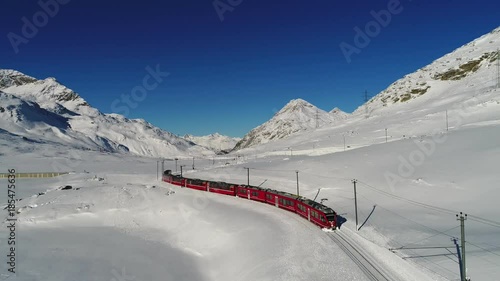 Treno rosso del Bernina, patrimonio dell'Unesco. 
Treno sui binari e tanta neve