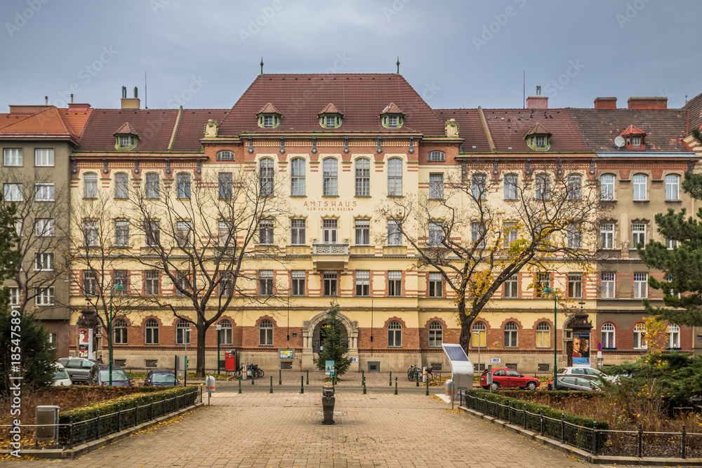 Naklejka premium Amtshaus Brigittenau am Brigittaplatz in Wien, Österreich