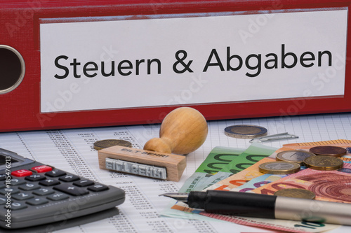 Aktenordner (rot) mit Beschriftung Steuern & Abgaben