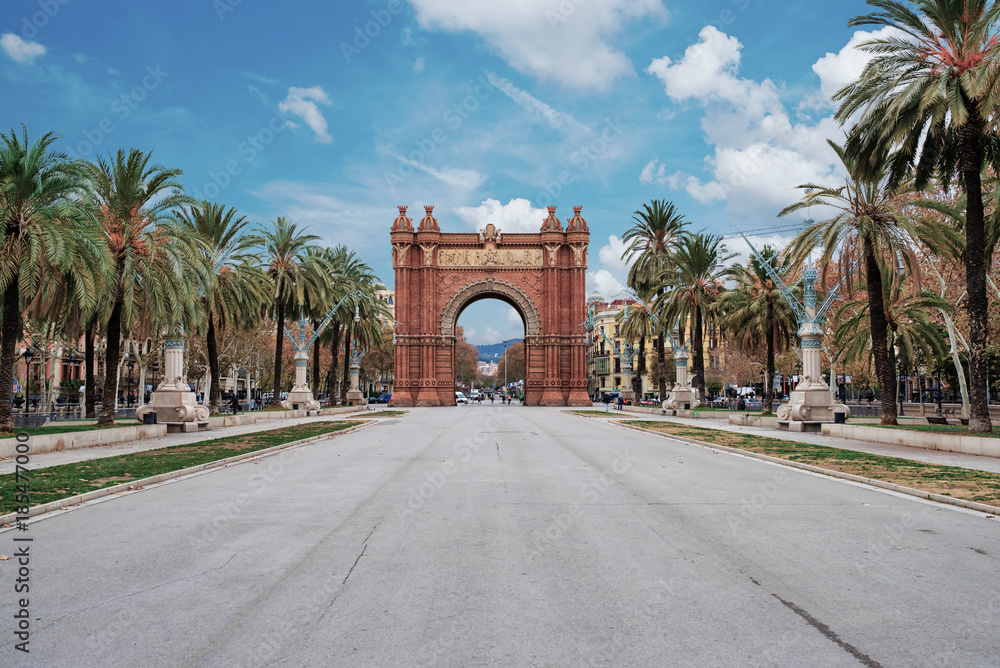 Fototapeta premium Arc de Triomf in Barcelona under blue sky