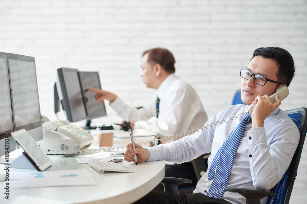 Fototapeta premium Stock broker on the phone