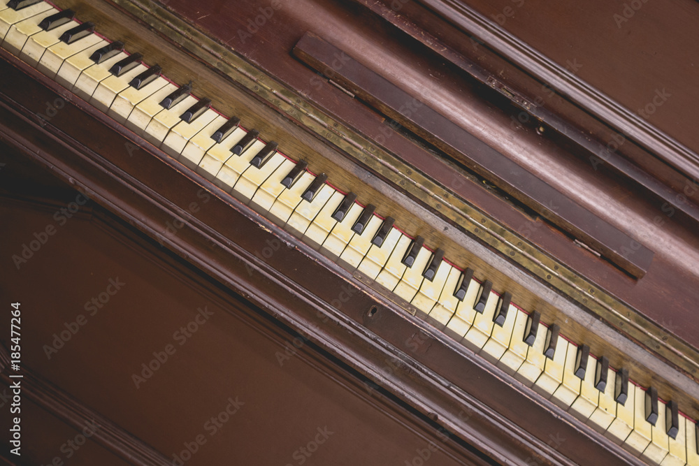 Piano antiguo posicionado en diagonal Piano antiguo posicionado en diagonal