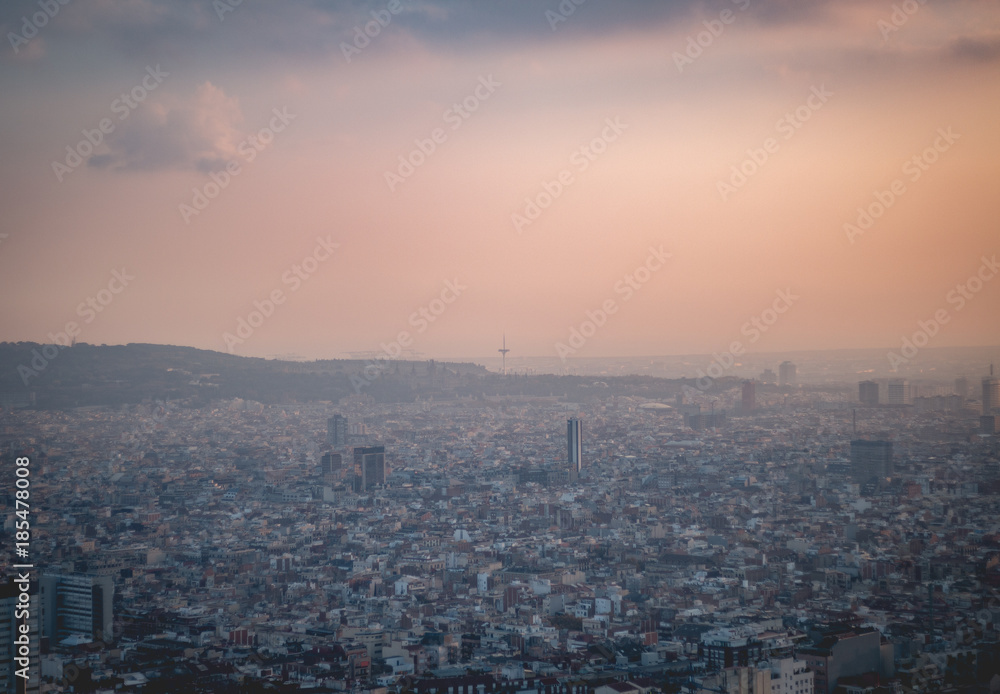 El horizonte de Barcelona al atardecer con Montjüic de fondo
