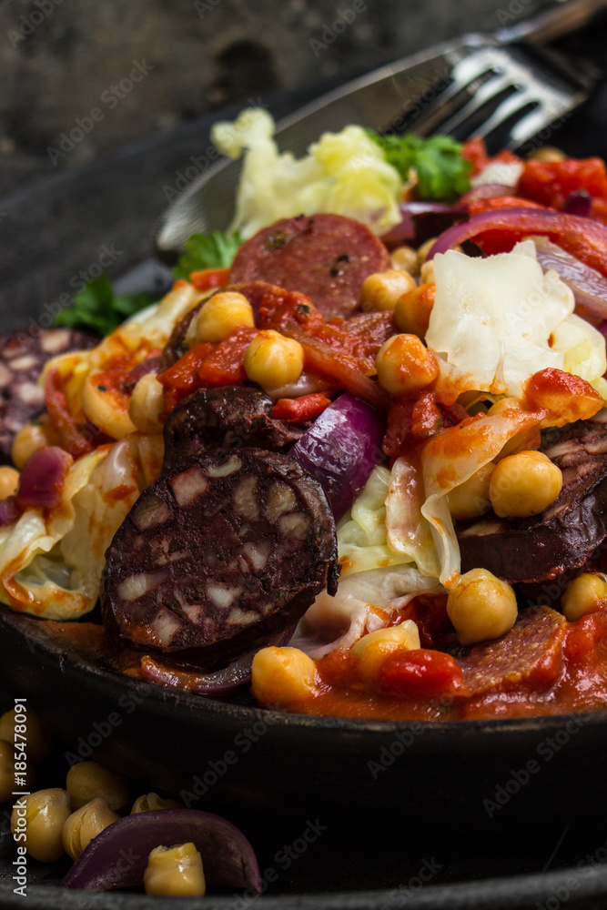 Winterlicher Eintopf mit Weißkohl, Blutwurst und Kichererbsen Winterlicher Eintopf mit Weißkohl, Blutwurst und Kichererbsen