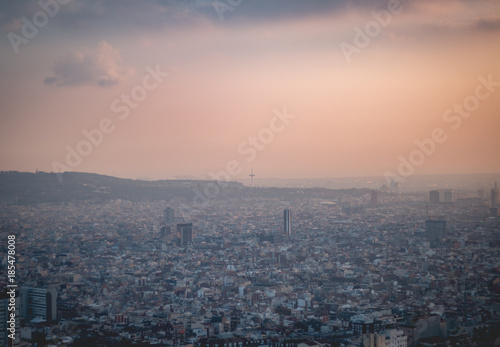 El horizonte de Barcelona al atardecer con Montjüic de fondo
