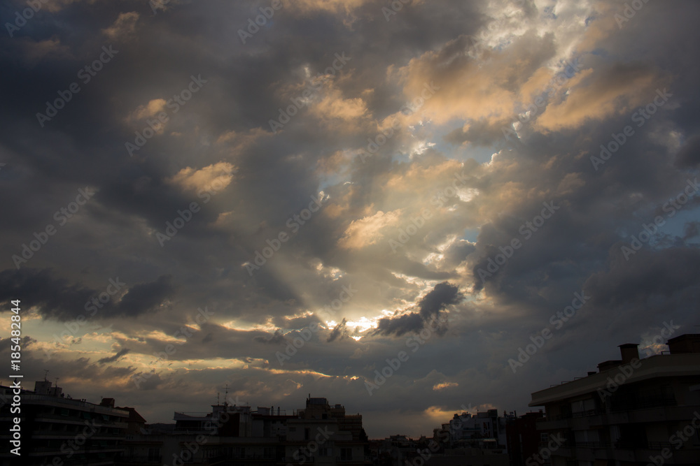 Cielo con las nubes rotas y un rayo de sol Cielo con las nubes rotas y un rayo de sol