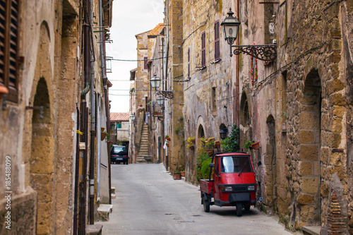 Fototapeta Naklejka Na Ścianę i Meble -  Ape at the empty street