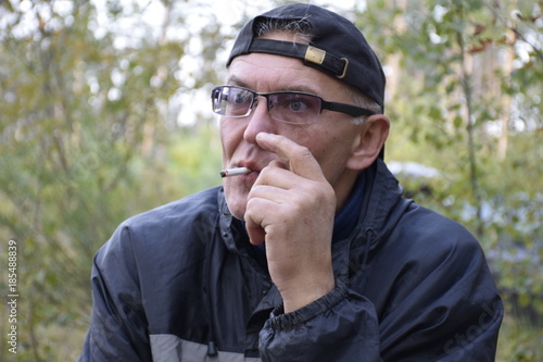 портрет курящего кавказского мужчины   photo