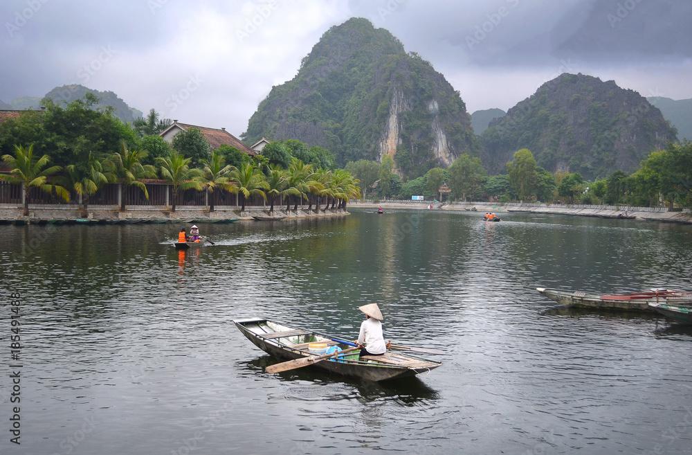 Barques sur le lac ,à  Ninh Binh , Viet Nam