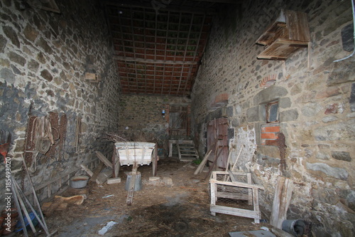 hangar d'une vieille ferme en Auvergne