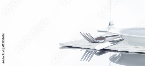 Kochen, Geschirr, Besteck, Messer und Gabel, Teller, Glas auf spiegelnder Tischplatte, Panorama, Hintergrund