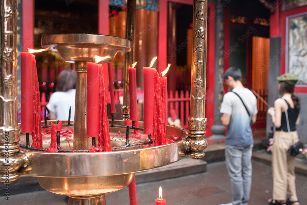 Fototapeta premium Offering candles and praying people at Longshan Temple in Taipei, Taiwan 台湾・台北の寺院 龍山寺