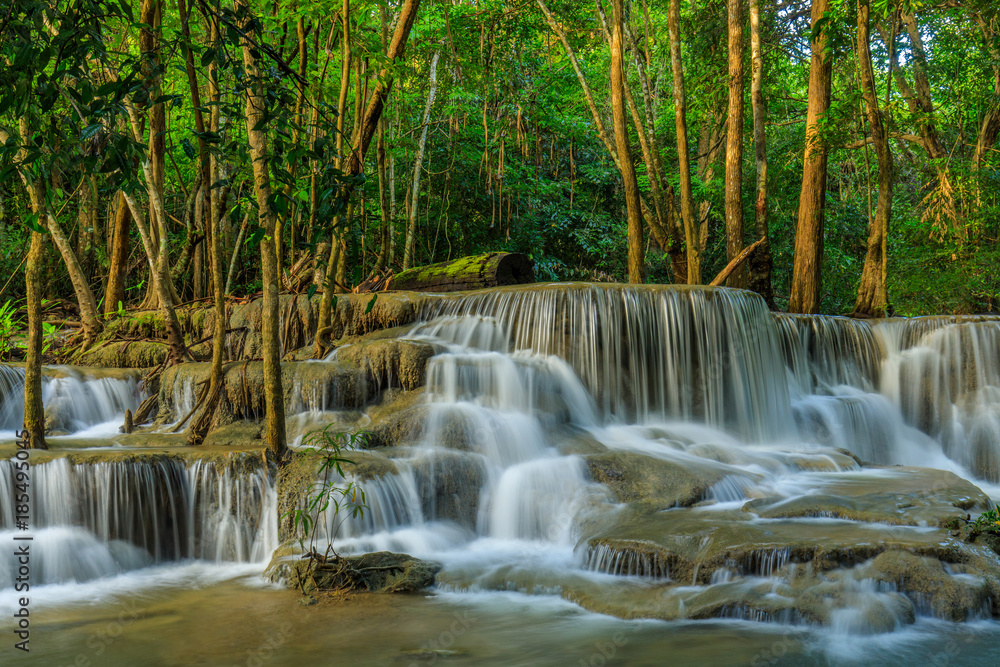 Obraz premium Huai-mae-kha-min waterfall, Beautiful waterwall in nationalpark of Kanchanaburi province, ThaiLand.