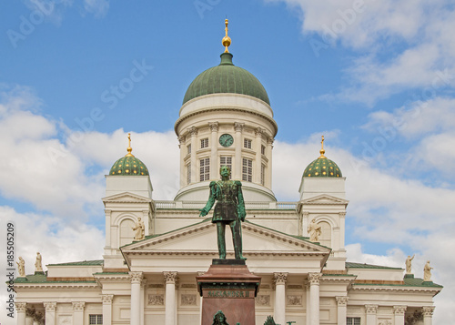 Helsinki city center church cathedral - Dom Platz mit Statue
