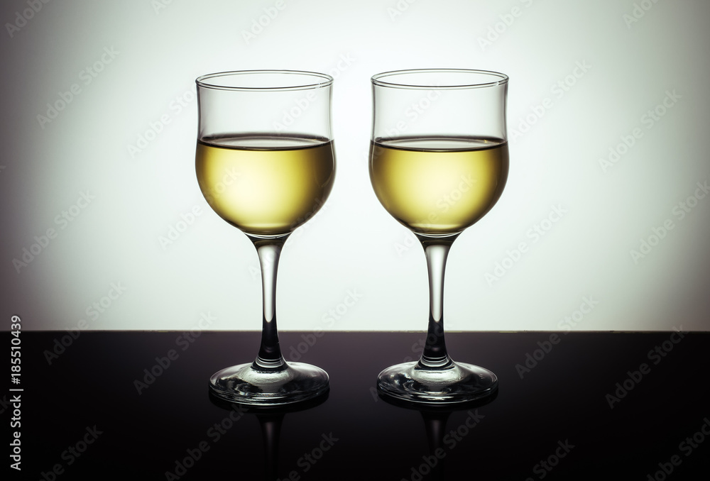Two glasses of wine / Photo taken in the personal studio of the photographer
