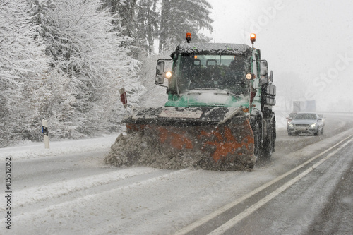 Winterdienst und Schneeräumung auf Landstraße in Bayern