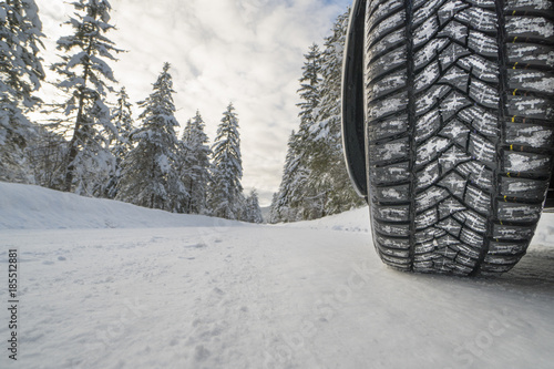 Winterreifen auf schneeglatter Straße photo