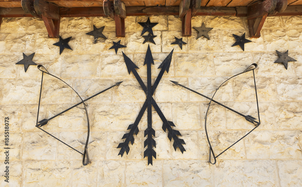 Fototapeta premium stone wall with arrows and a bow