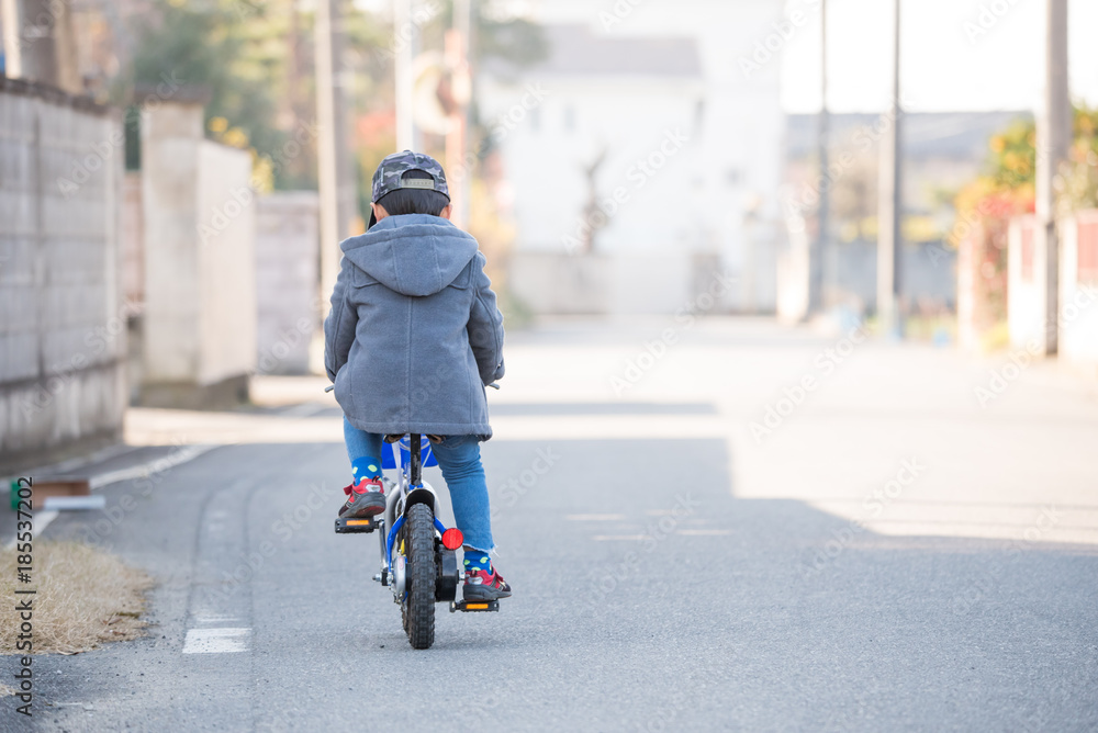 Obraz premium 自転車に乗る男の子
