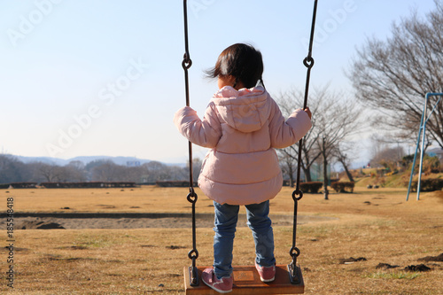 外遊びをする3歳の女の子 後ろ姿 Stock Photo Adobe Stock