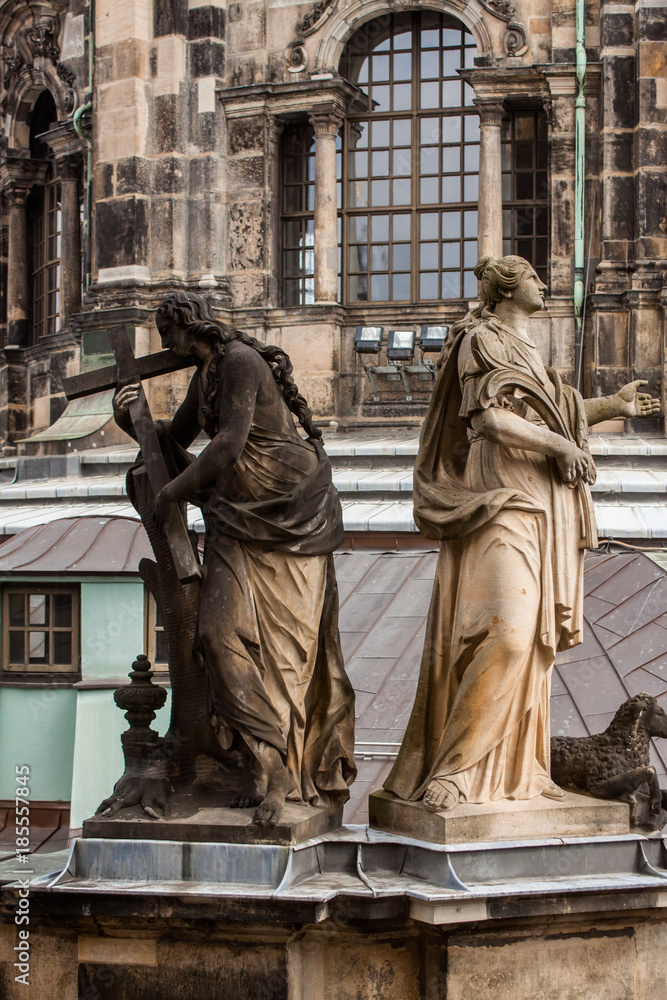 Naklejka premium statues on the roof