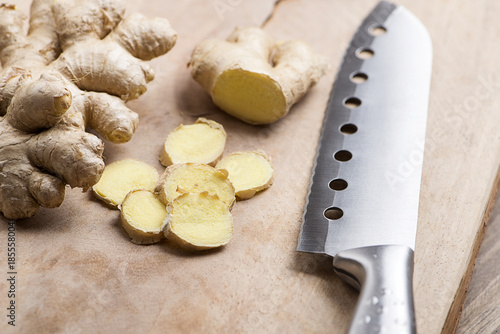Foto Ginger next to kitchen knife on wood. Food
