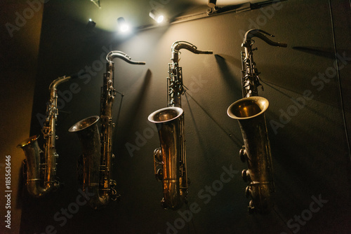 Canvas Print Jazz musical instrument saxophone in loft wall