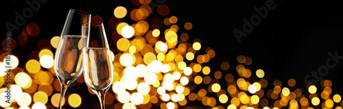 Canvas Print Sektgläser beim Anstossen vor Lichtspiel 2