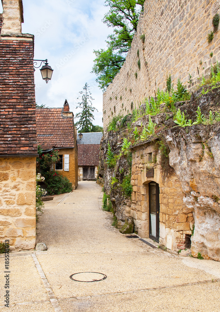 Vitrac, Montfort, Dans les rues du village le long du château. Dordogne. Nouvelle Aquitaine