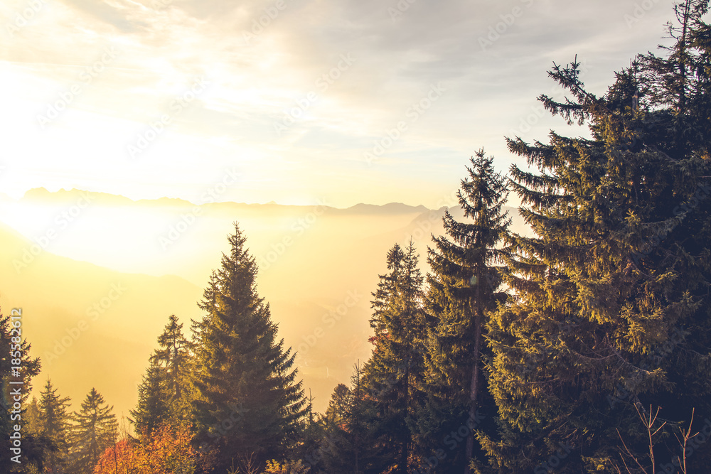 Sonnenuntergang in den europäischen Alpen im Herbst Retrostil