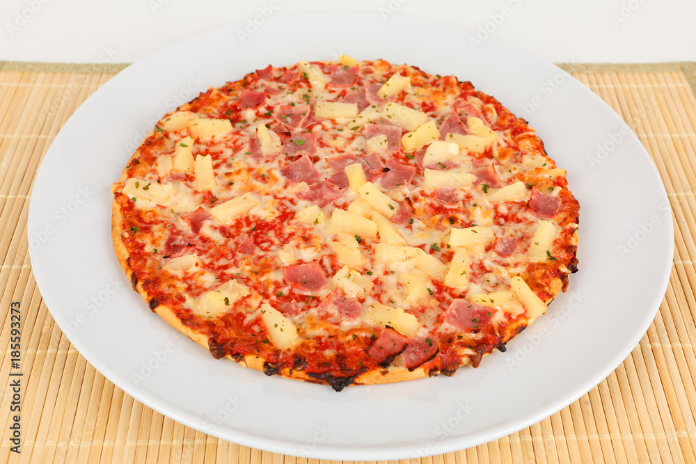 gebackene Tiefkühlpizza Hawaii gebackene Tiefkühlpizza Hawaii