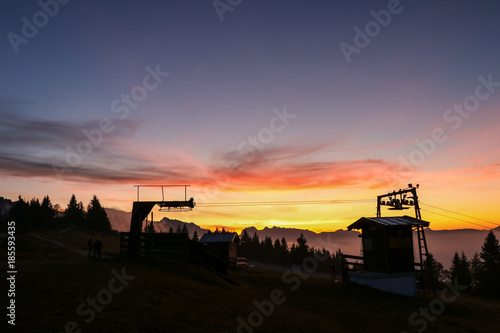 Skilift bei Sonnenuntergang in den europäischen Alpen