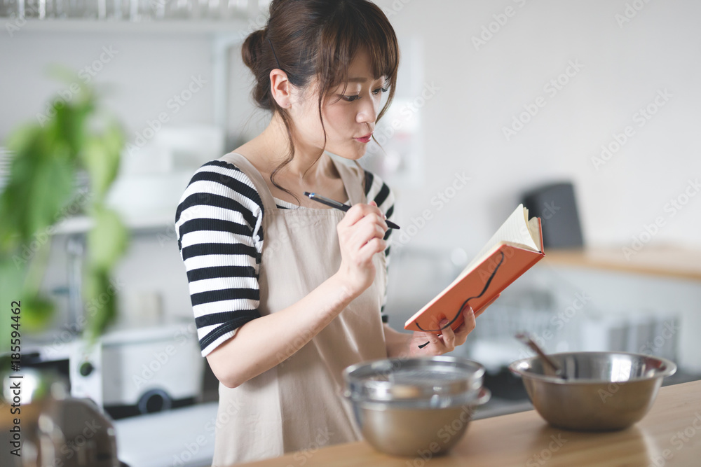 料理する女性・キッチン 料理する女性・キッチン