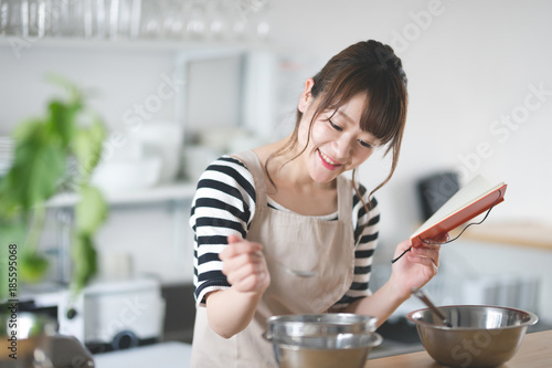 料理する女性・キッチン