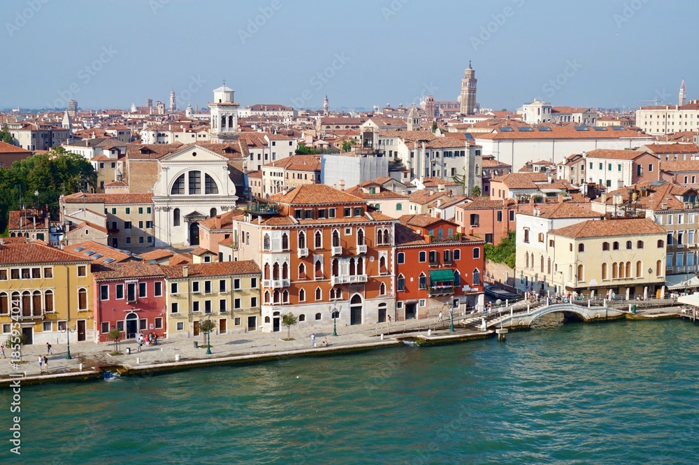 Panorámica de la ciudad de Venecia desde la cubierta de un barco