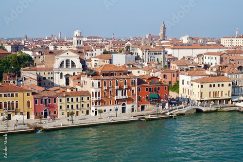 Panorámica de la ciudad de Venecia desde la cubierta de un barco