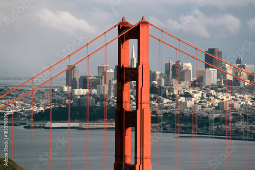 Bildkomposition eines Pfeilers der Golden Gate Bridge, an dessen Zwischenraum die Spitze der Transamerica Pyramide zu sehen ist..Where: San Francisco, USA.When: 28.02.2014.