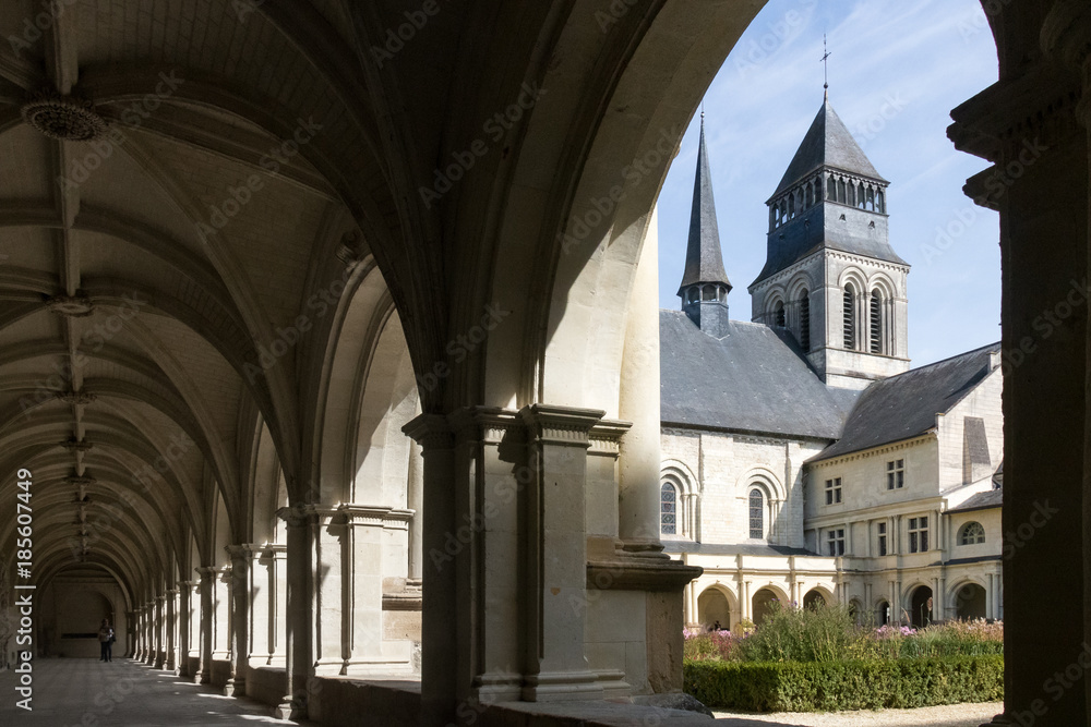 Fototapeta premium cloitre et clocher de l'abaye de Fontevrault encadré par une arche