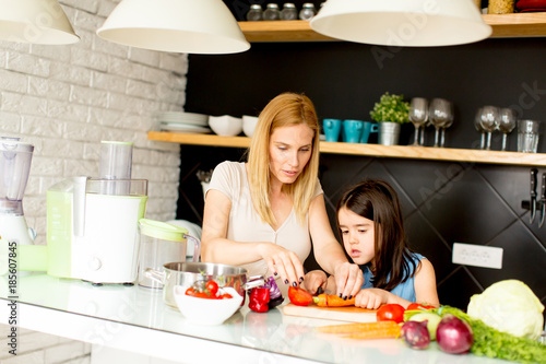 Mother and daughter prepari...