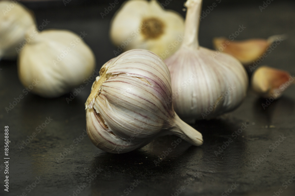 Obraz premium Garlic on a dark background. Close-up.