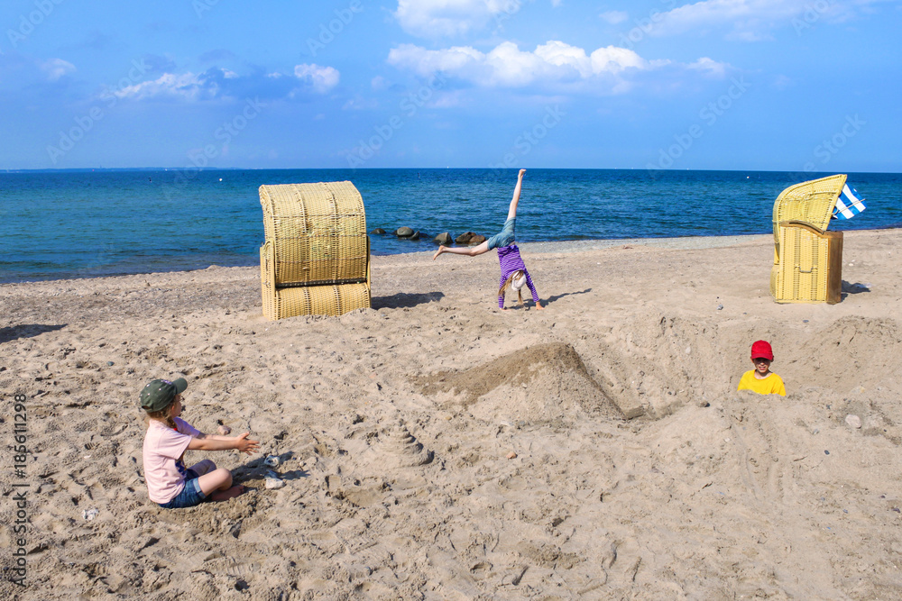 Kinder spielen am Sand Strand in Deutschland
