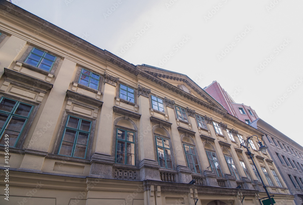 Altes historisches Gebäude auf der Kiraly Utca Straße in Budapest, Ungarn (Europa), einer europäischen Hauptstadt
