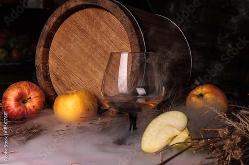 Obraz na płótnie Still life with alcohol and apples