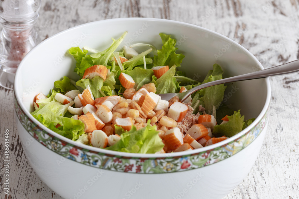 Insalata con tonno gamberetti e surimi Insalata con tonno gamberetti e surimi